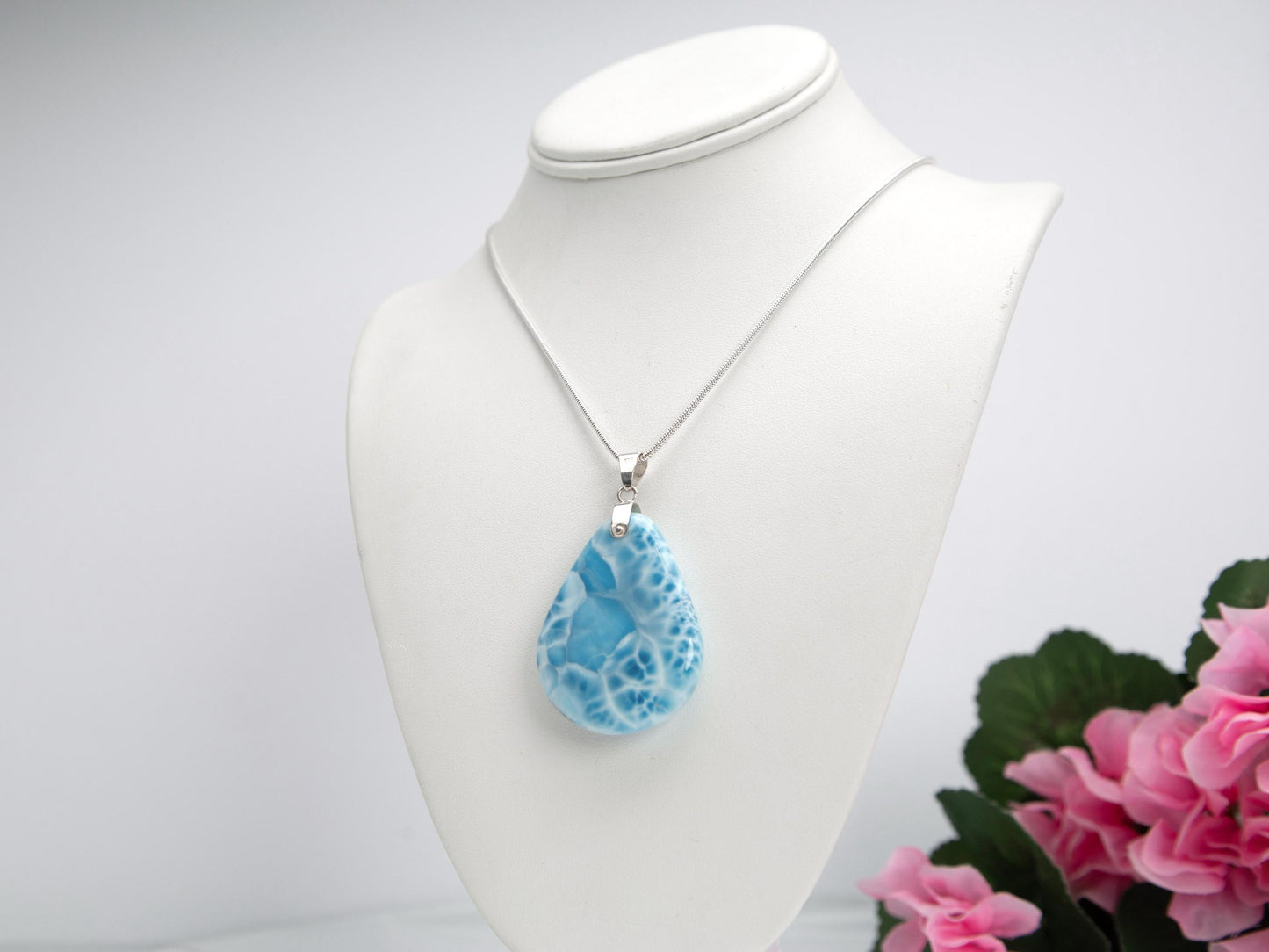 Pendentif Larimar, Lara