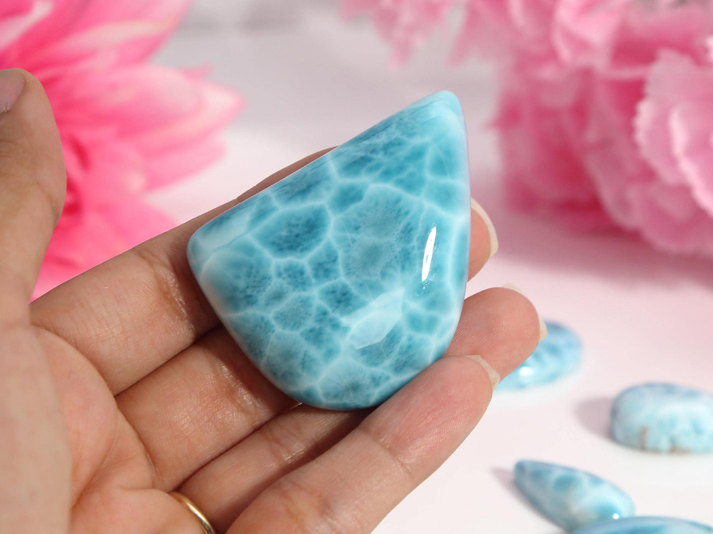 Larimar Stone, Manu