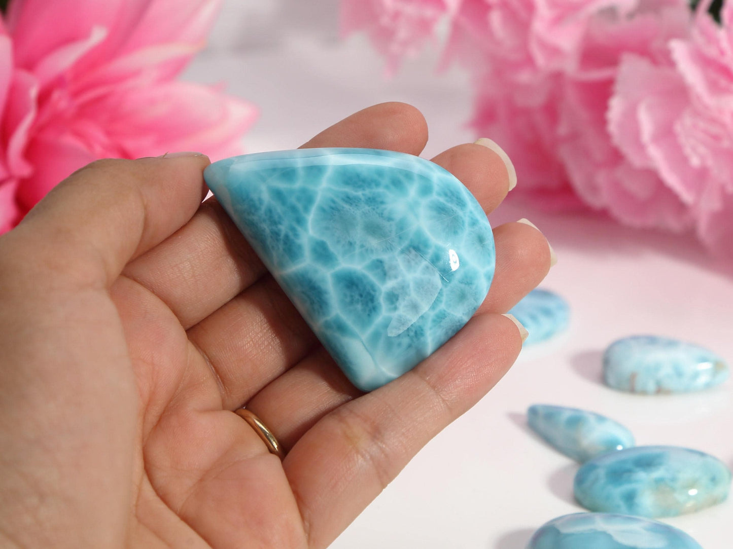 Larimar Stone, Manu